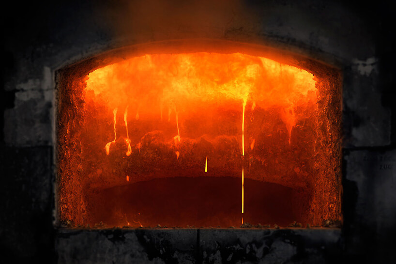 płonący metal w kotle odlewni