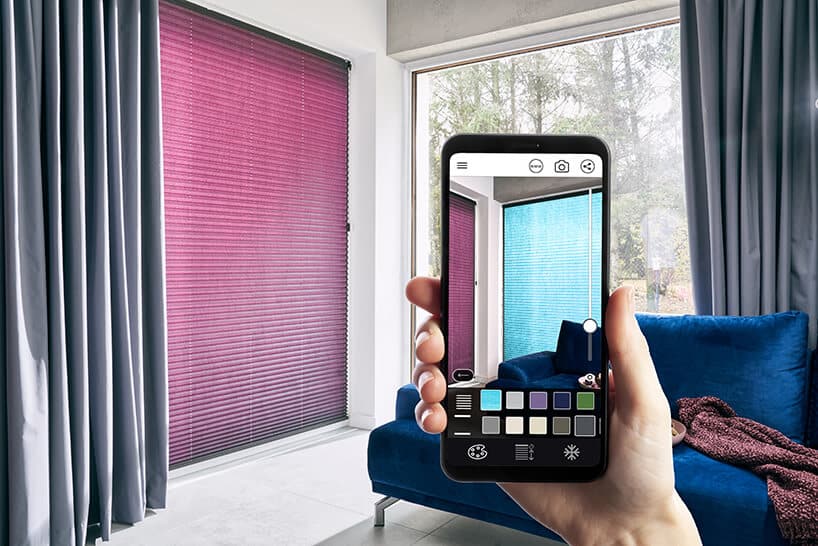 aplikacja do wirtualnej aranżacji okien Anwis Home podczas wizualizacji niebieskiej żaluzji na smartphonie