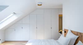elegancki biały apartament na poddaszu z drewnianymi elementami projektu pracowni Komon Architekti