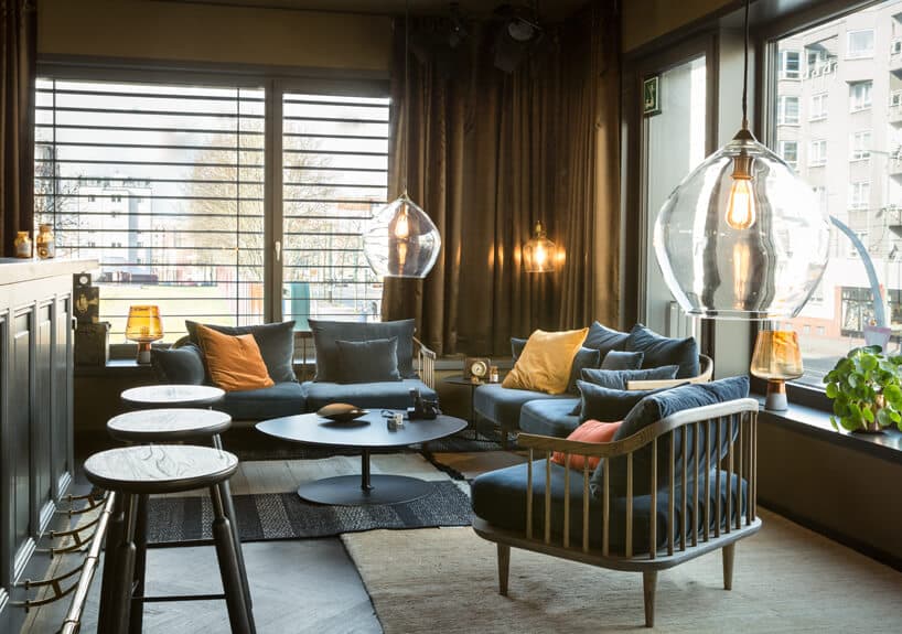 eleganckie wnętrze apartamentu w stylu Bohema od Wnętrza Michała nisko zawieszony lampy z dużymi szklanymi kloszami