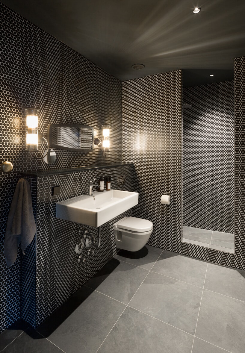 eleganckie wnętrze apartamentu w stylu Bohema od Wnętrza Michała elegancka łazienka z szara podłogą
