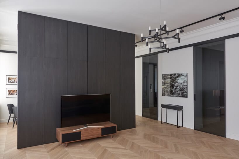 nowoczesne szaro-białe wnętrze apartamentu z drewnianym parkietem w jodełkę