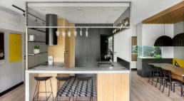 połączenie betonu, zieleni i nowoczesnego designu w domu w pobliżu warszawy