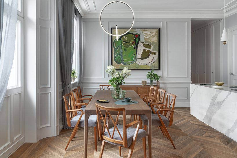 apartament w stylu paryskim z meblami od Nobonobo duży drewniany ciemny stół z drewnianymi krzesłami