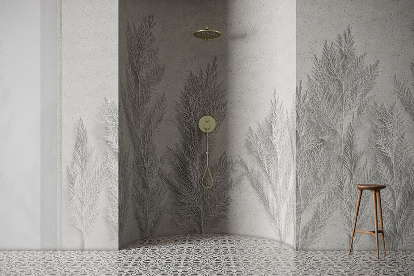 prysznic w zagłębieniu z betonowymi odciskami roślin