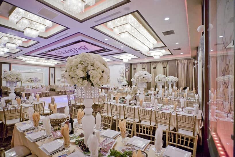 biała elegancka sala weselna z nietypowym oświetleniem w suficie