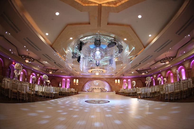 duży żyrandol w eleganckiej sali weselnej