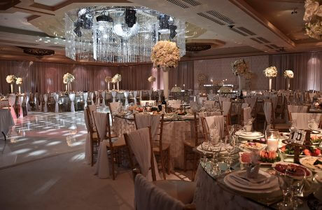 udekorowana i przygotowana sala weselna z centralnym dużym żyrandolem