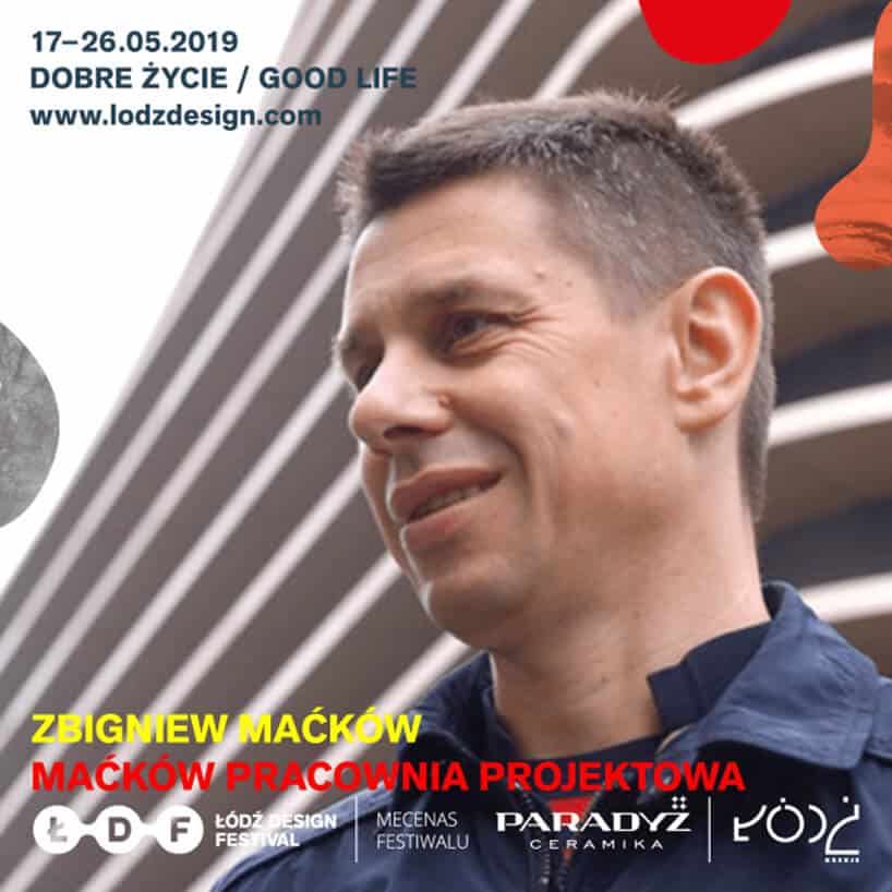 zdjęcie Zbigniewa Maćkowa na tle wyjątkowego budynku