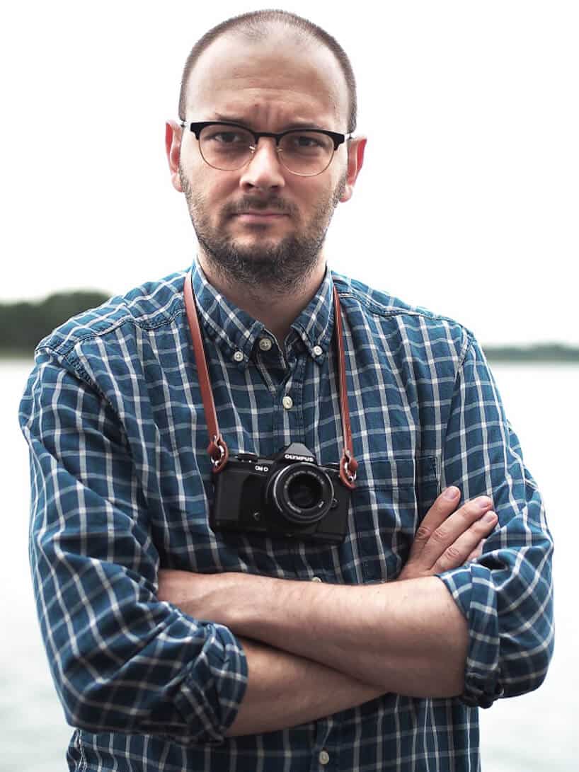 zdjęcie Filip Springer z aparatem fotograficznym na szyj