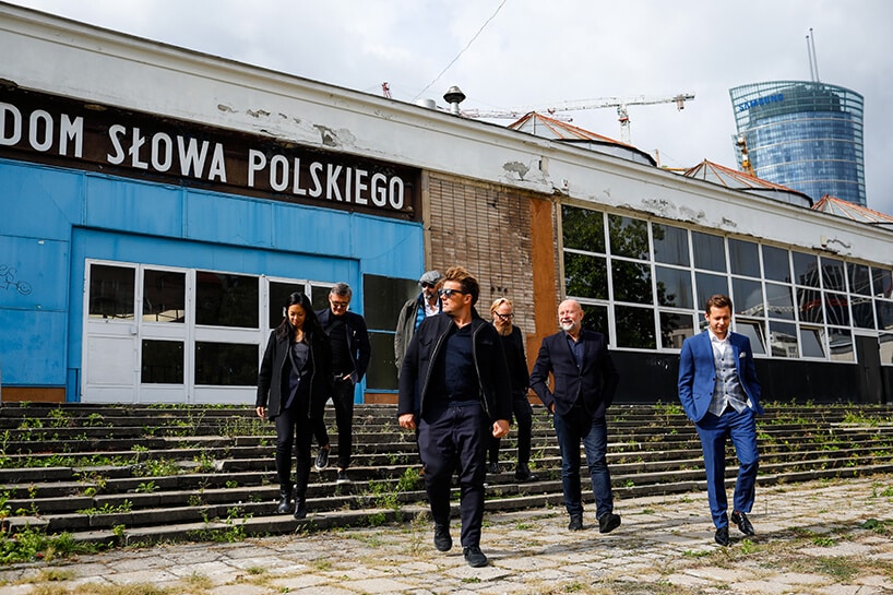 klika osób na tle starego budynku Dom Słowa Polskiego