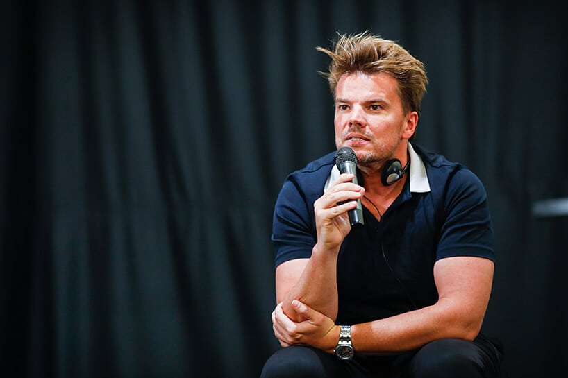 zdjęcie architekta Bjarke Ingels z mikrofonem