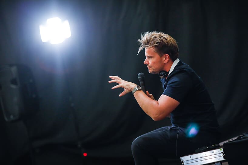 zdjęcie architekta Bjarke Ingels z mikrofonem z profilu