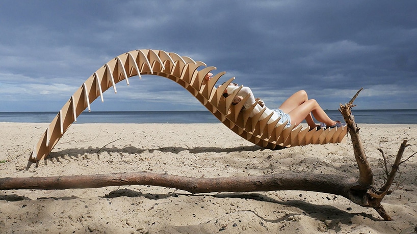 nietypowy projekt drewnianego siedziska na plaży