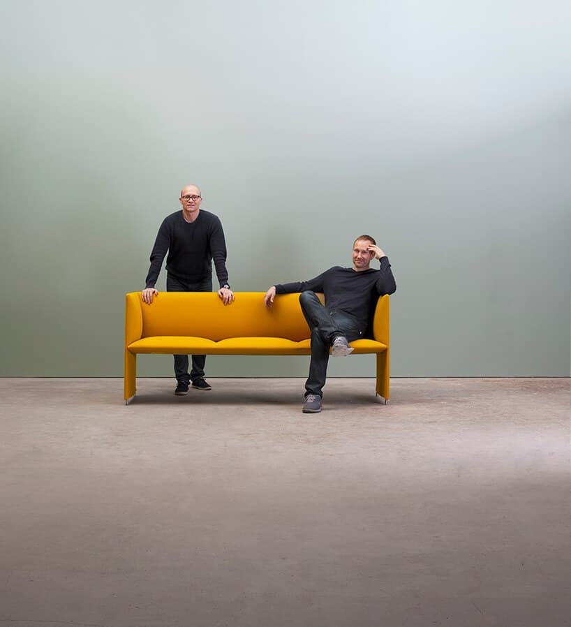 zdjęcie Mono Gul Torbjørn og Espen gości Arena Design 2020 dwóch mężczyzn siedzących na żółtej sofie