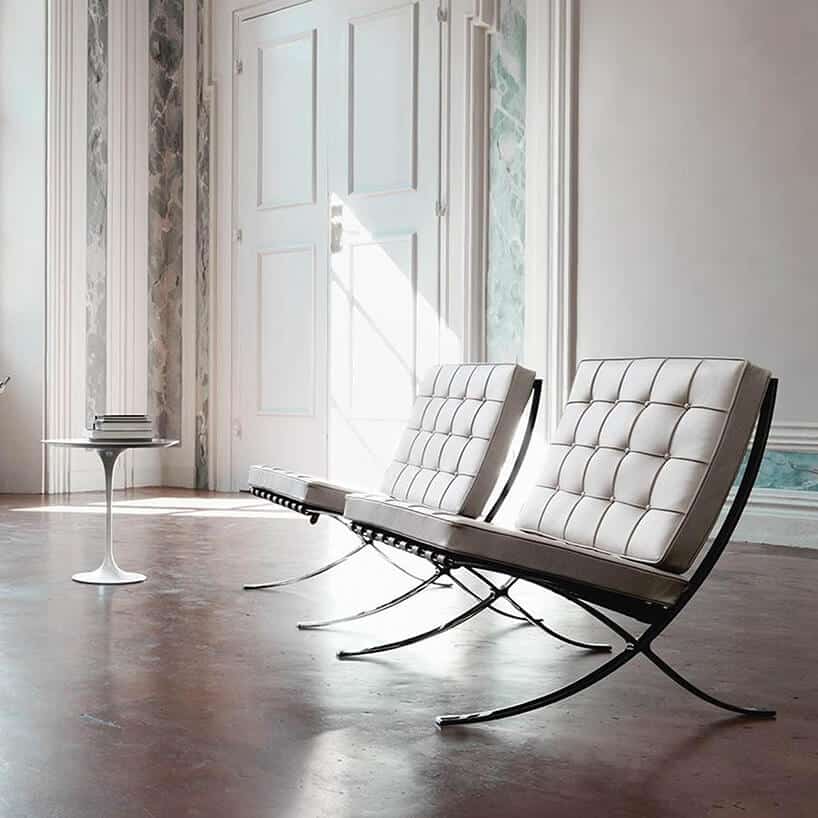 Bauhaus dwa białe krzesła Barcelona Chair, projetu Mies van der Rohe z 1929