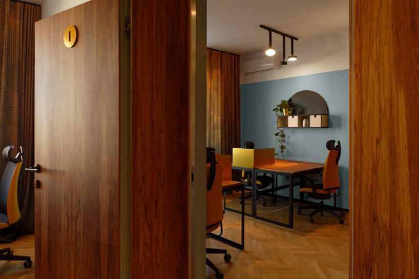 brązowe wnętrze Warszawski Ul od Beza Projekt biuro z parkietem i drewnianymi drzwiami