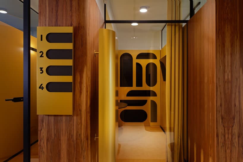 brązowe wnętrze Warszawski Ul od Beza Projekt nowoczesne oznaczenie pokoi w złotym motywie na drewnianych ścianach