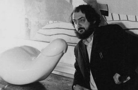 Kubrick obok białej rzeźby