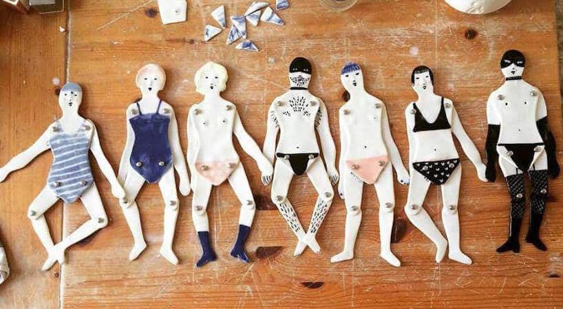 bibeloty z porcelany siedem postaci w różnych ubraniach