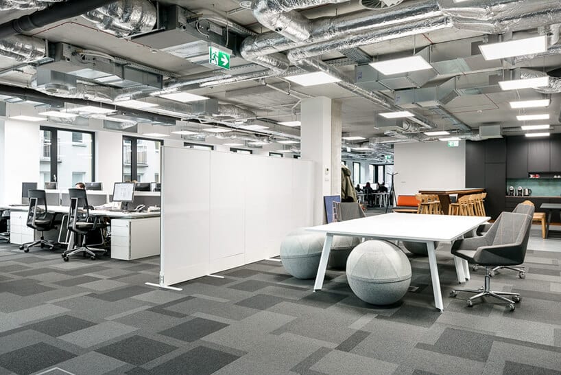 biały open space z mobilnymi ściankami działowymi