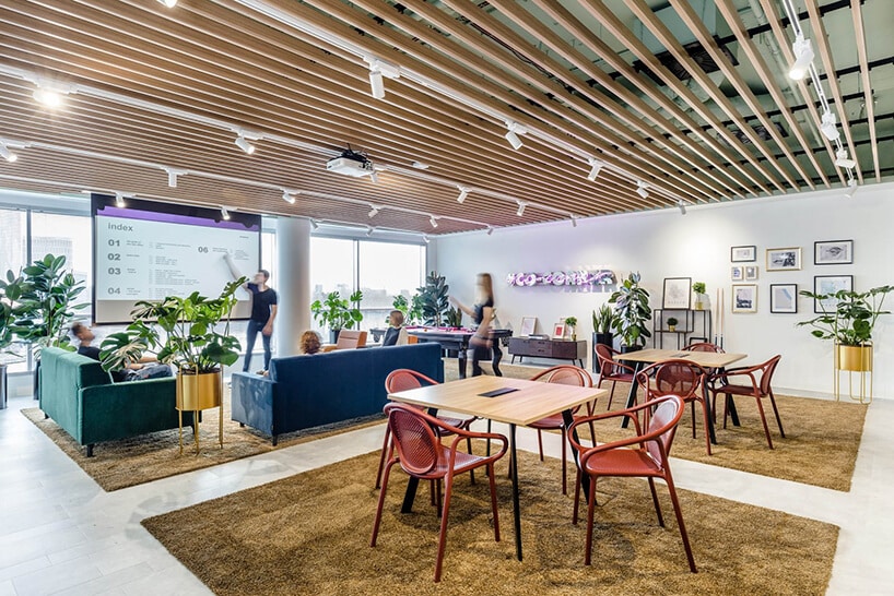 przestrzeń konferencyjna w open space z niebieską sofą i zieloną sofą