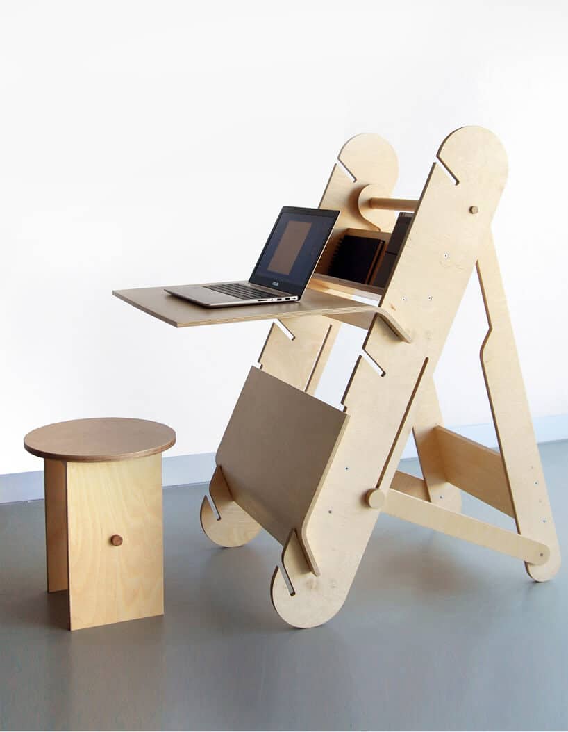 komputer na drewnianym stojaku