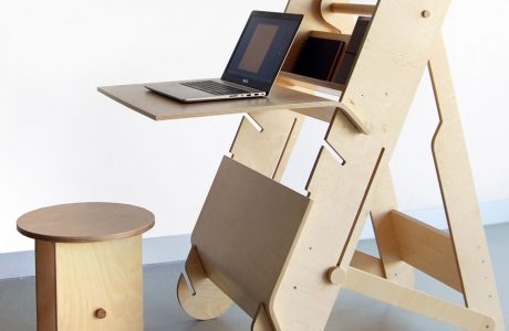 stojak na komputer z drewna