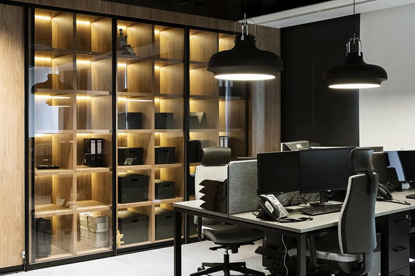 aranżacja biura Stalgast od MADAMA z połączonymi ciemnymi biurkami i przeszkloną szafą biurową