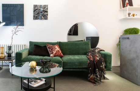zielona sofa w showroomie BoConcept