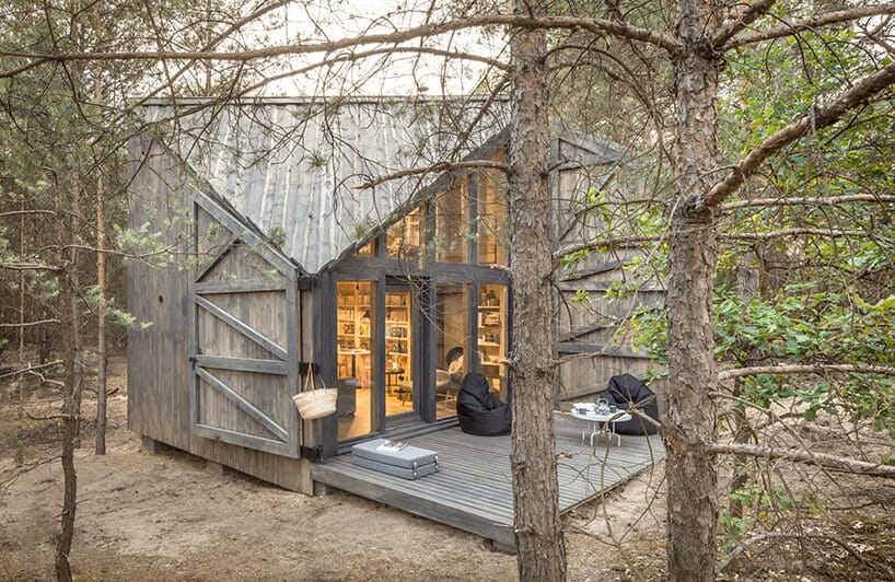 mały drewniany domek bookwarm cabin w środku lasu