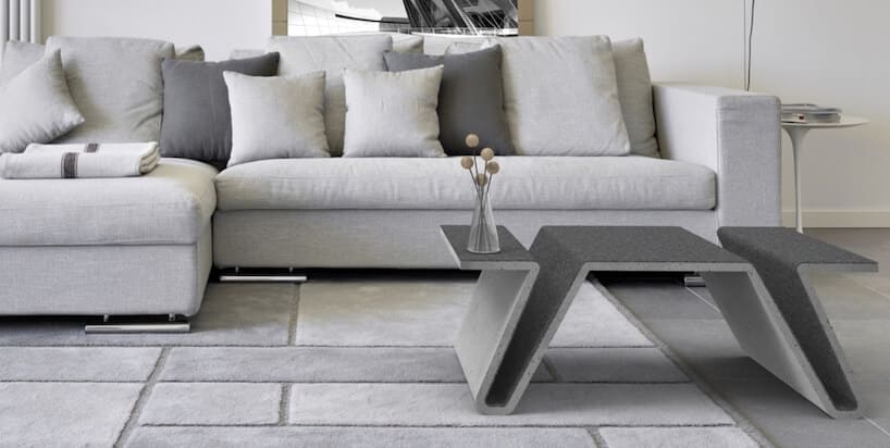 szary betonowy stolik na tle szarej sofy