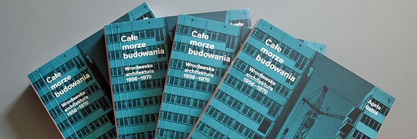 cztery książki „Całe morze budowania” nałożone na siebie