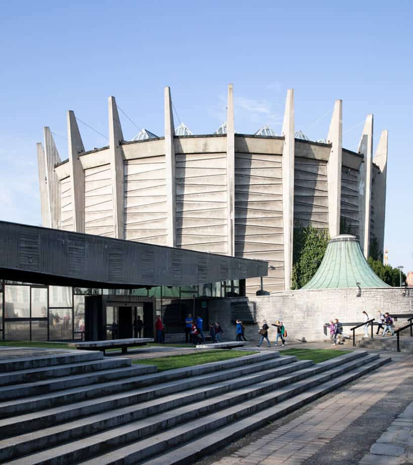 zdjęcie okrągłej budowli z betonu