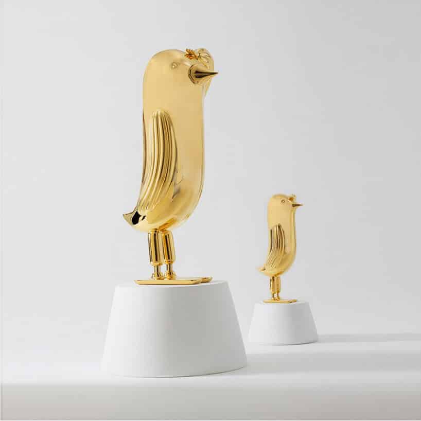 statuetki ptaków w złotym kolorze
