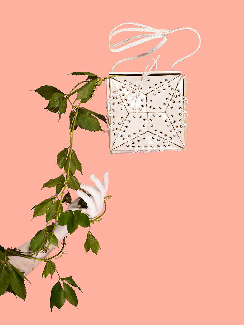 torebka zrobiona z białych płytek Azulejos