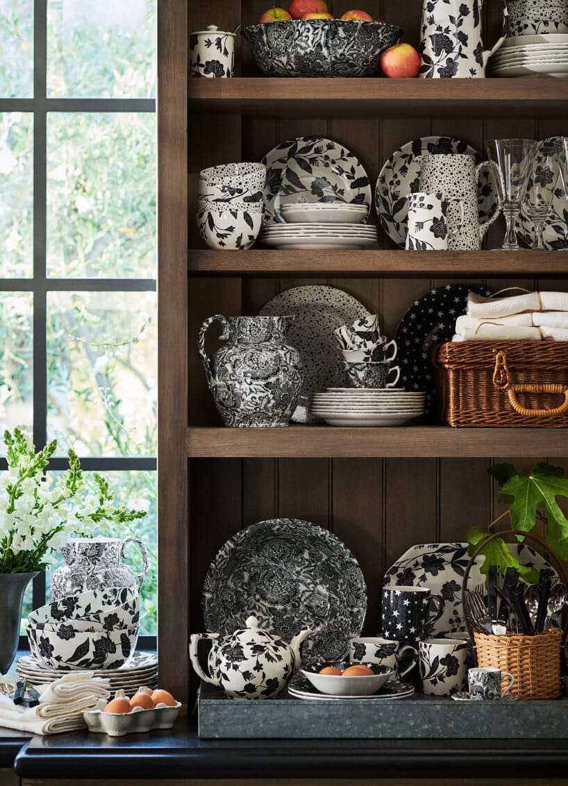zastawa ceramiczna w różnych wzorach w drewnianej szafce
