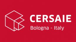 białe logo na czerwonym tle Cersaie 2019