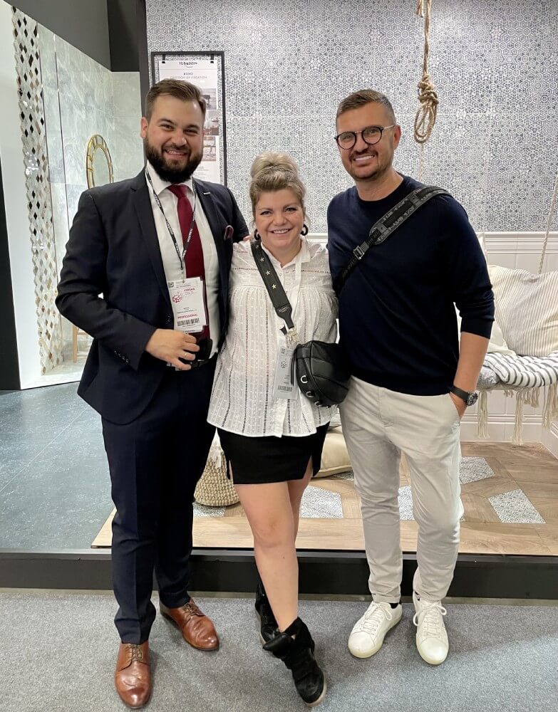 Maciej Zień, Tomasz Korowczyk (Grupa Tubądzin), Katarzyna Księżopolska (MAGAZIF) na stoisku Grupy Tubądzin podczas Cersaie 2021 w Bolonii