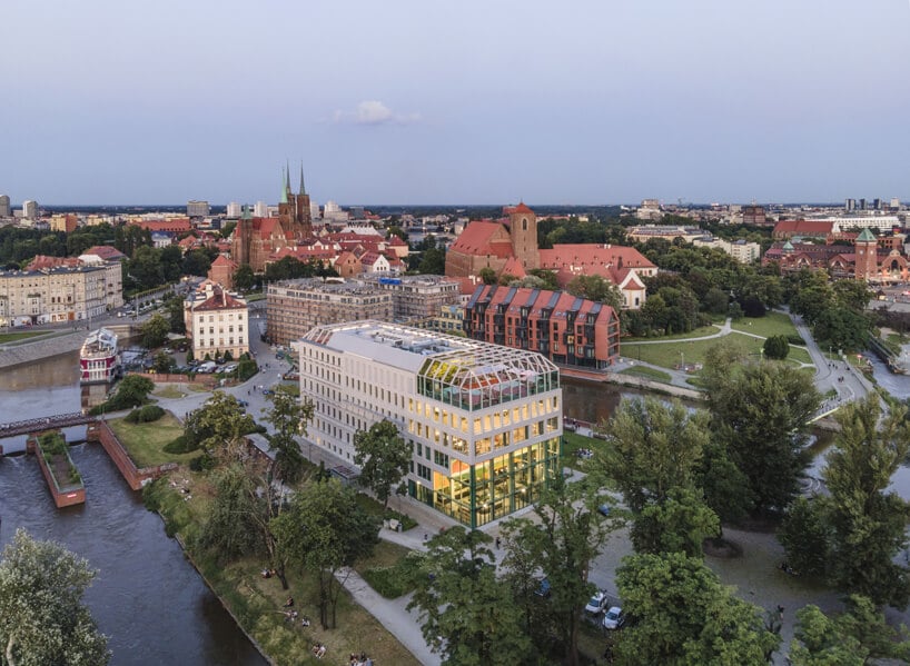 jasny budynek Concordia Design z góry pośród zieleni