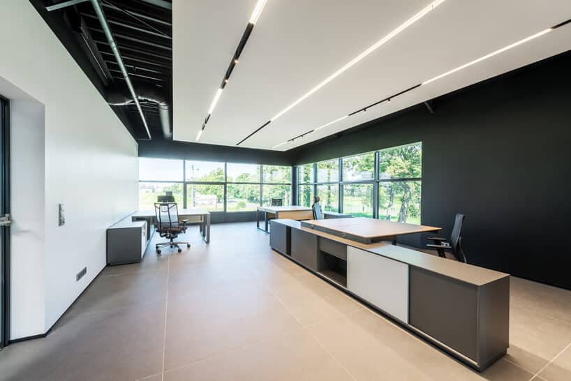 nowoczesne biuro w biało-czarnych kolorach z drewnianymi elementami od Consido
