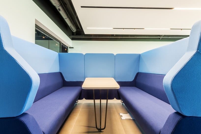przestrzeń socjalna w biurze zbudowana z wysokich niebiesko-fioletowych siedzisk od Consido