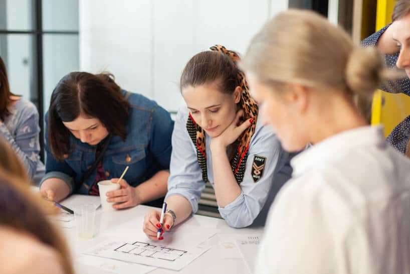 klika kobiet podczas oceny projektów