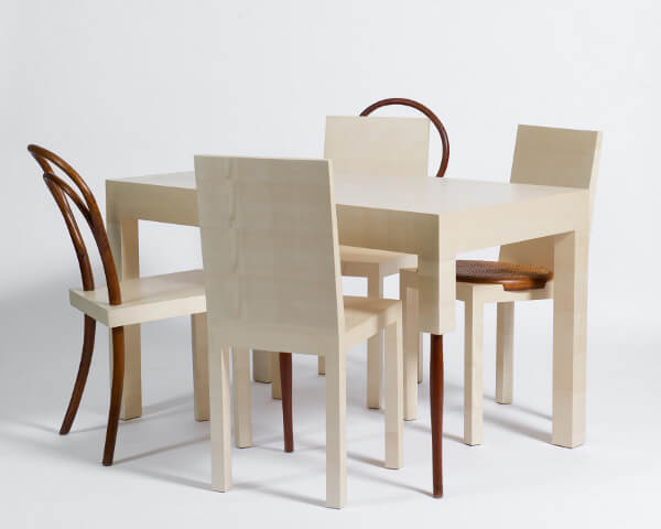 komplet krzeseł ze stołem po dekonstrukcji
