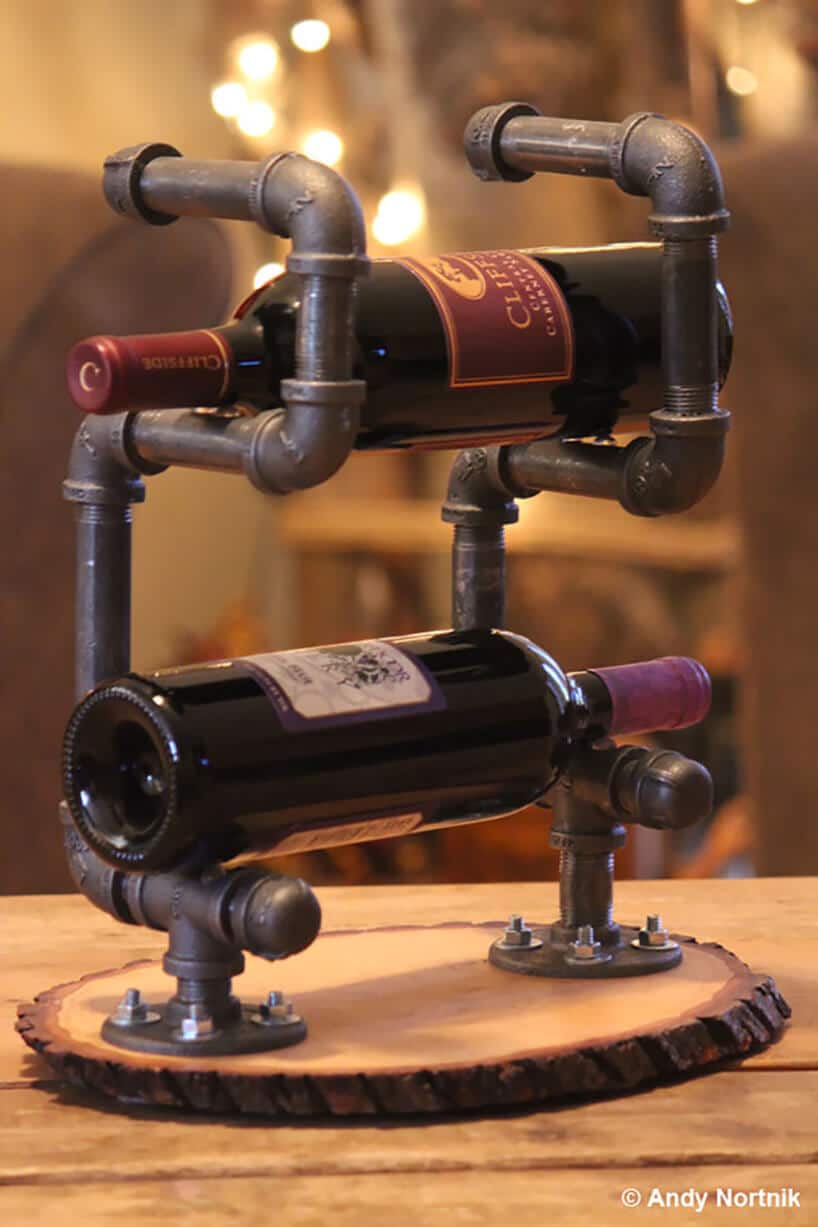stojak na wino ze starych rur hydraulicznych