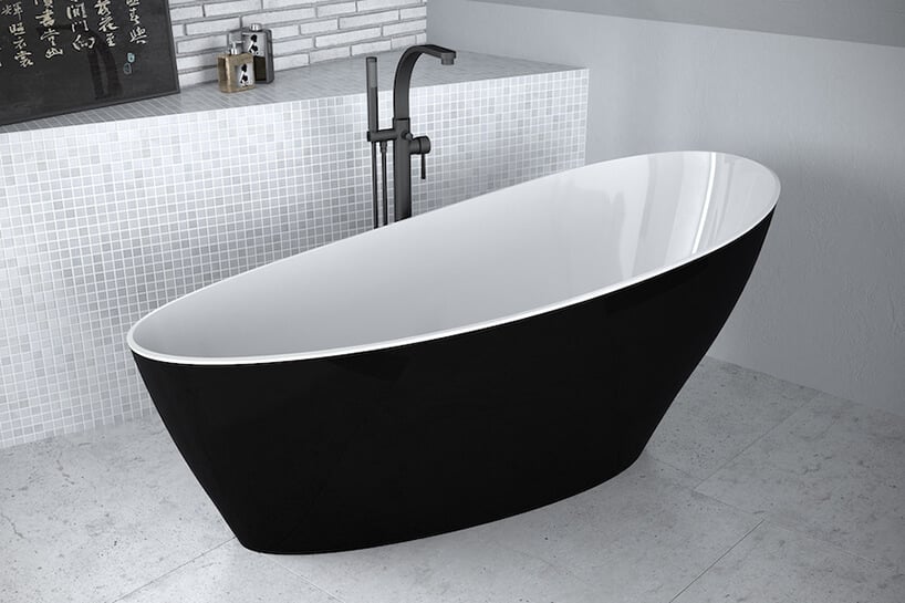 elegancka wanna Keya black&white z czarnymi wykończeniem z zewnątrz w białej łazience z czarnymi akcentami