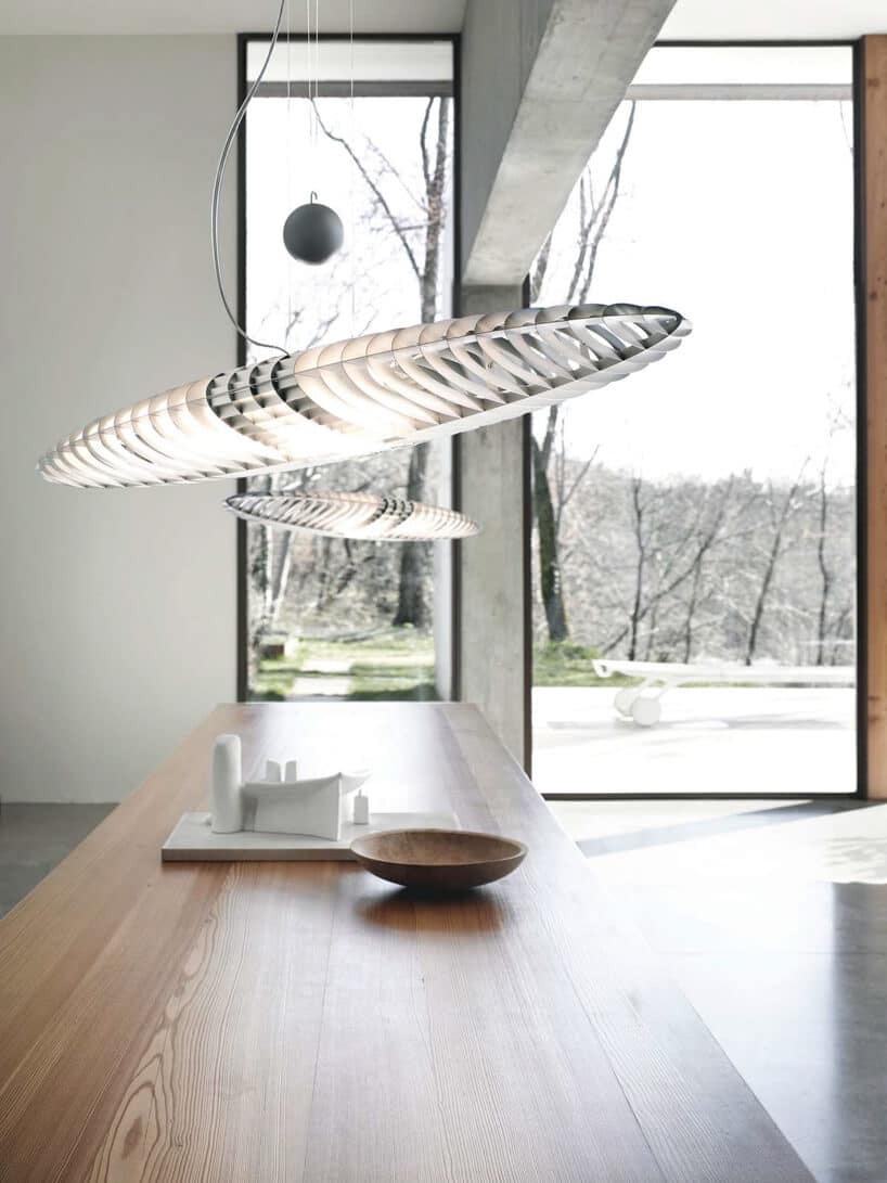 podłużna lampa Titania nad blatem w przestronnej kuchni