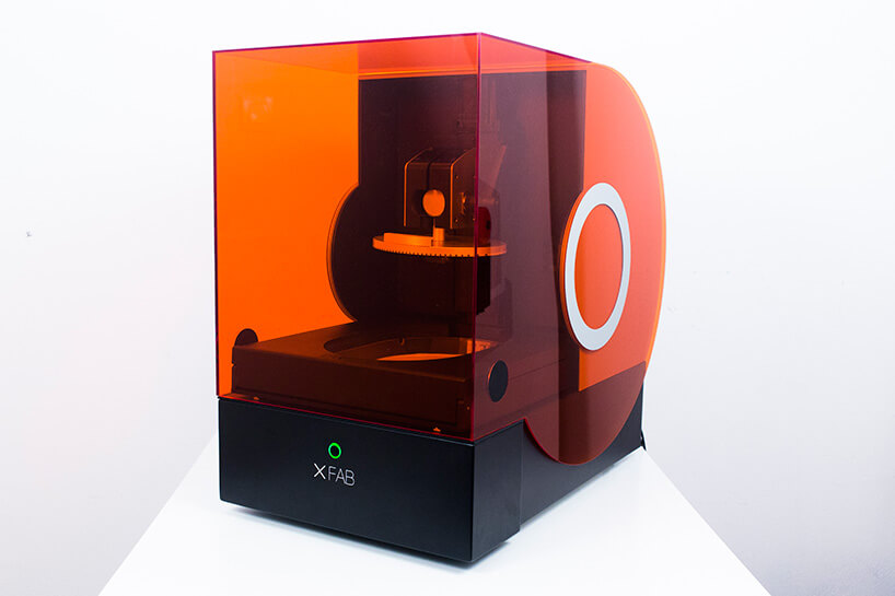 drukarka 3D z pomarańczową obudową