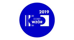 białe logo Dobry Wzór 2019 w niebieski kole