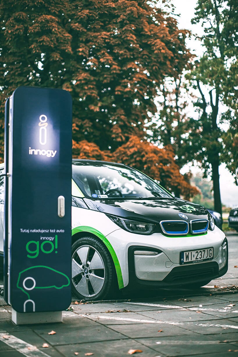 bmw i3 stojące obok ładowarki dla samochodów elektrycznych